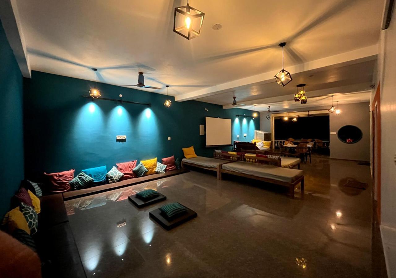 Unearth Hostel Ауровил Екстериор снимка
